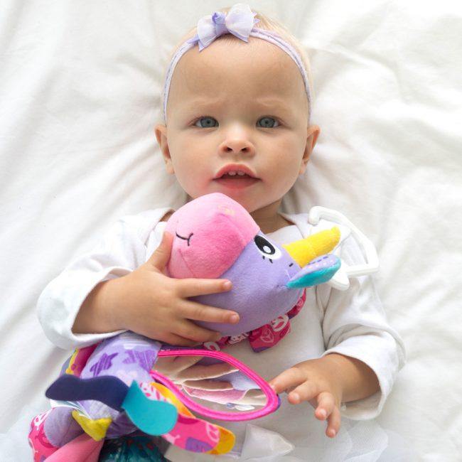 COLGANTE DE ACTIVIDADES STELLA EL UNICORNIO PLAYGRO - Farmashopping