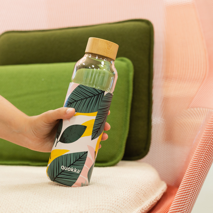 QUOKKA BOTELLA CRISTAL REDONDA CON FUNDA TROPICAL 660 ML - Farmashopping